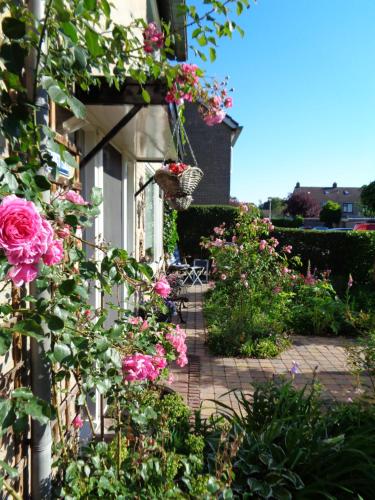 a house with flowers on the side of it at Oddingsplace in Hardenberg