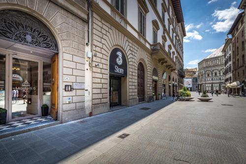 una calle vacía en una ciudad con edificios en Martelli 6 Suite & Apartments, en Florencia