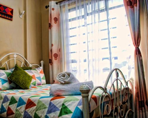 - une chambre avec un lit et une fenêtre dans l'établissement West suites home -with a view, à Nairobi