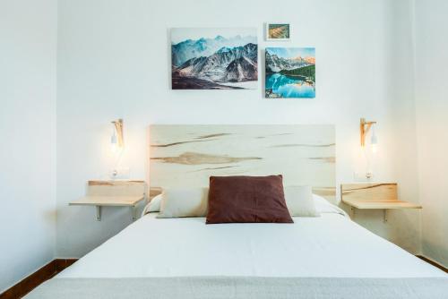 A bed or beds in a room at Casas Rurales El Mirador A