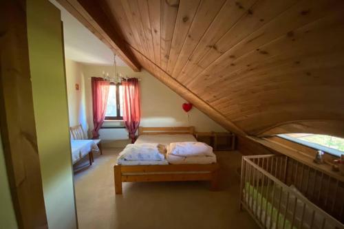 Tempat tidur dalam kamar di Piękny Dom nad Czarną Hańczą Paradise Dworczysko