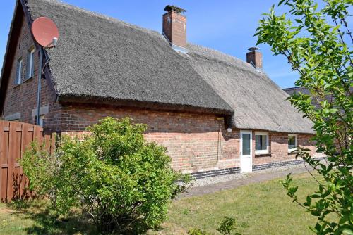 an old brick house with a thatched roof at Ferienhaus Augustin mit Reetdach u in Baabe