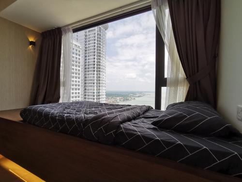 een slaapkamer met een bed en een groot raam bij Thermospace Imperio B-25-31 Melaka City in Melaka