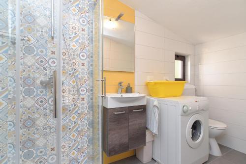 W łazience znajduje się pralka i umywalka. w obiekcie Apartment Vesna 1642 w Puli
