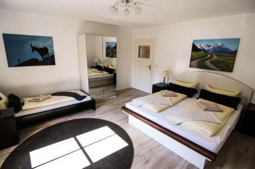 ガルミッシュ・パルテンキルヒェンにあるAlpenlodgeのベッドルーム1室(ベッド2台、鏡付)