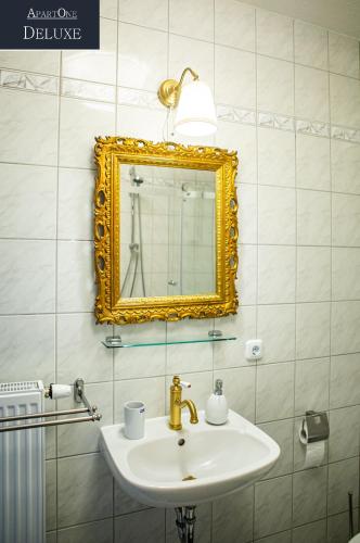 a bathroom with a sink and a mirror at ApartOne Altstadt-Hotel in Bautzen
