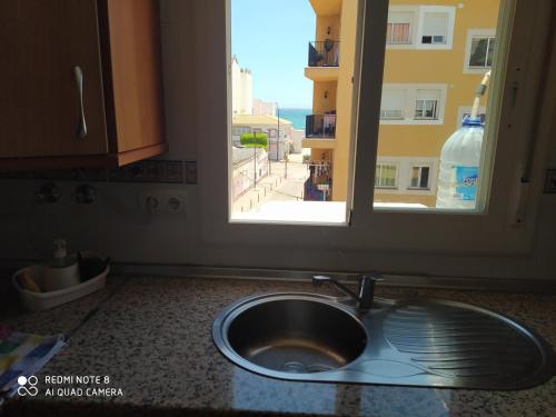 fregadero en una cocina con ventana en Playa Rincón de la Victoria en Plaza San Francisco, en Rincón de la Victoria