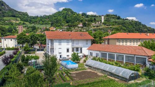an aerial view of a house with a garden at Boulevard 900 in Revello
