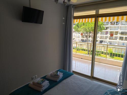 A bed or beds in a room at Apartament Escaliro Pins