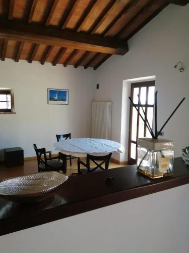 a living room with a table and two chairs at Relais Poggio al Vento in Pomarance