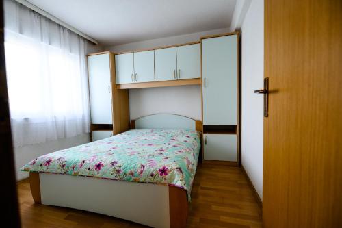 Cama ou camas em um quarto em Apartmani Milka Zadar