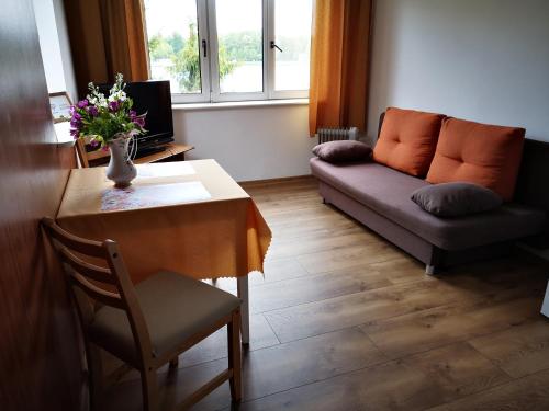 - un salon avec une table et un canapé dans l'établissement Sielankowy Domek, à Ośno Lubuskie