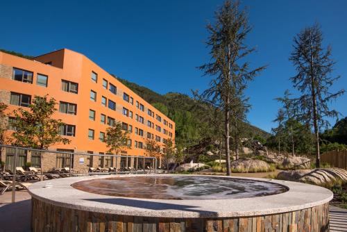 a building with a large fountain in front of a building at Vila Gale Serra da Estrela in Manteigas
