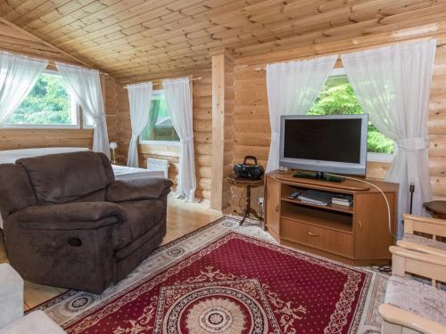 Somerniemi的住宿－Holiday Home Lampimökki by Interhome，客厅配有沙发椅和电视