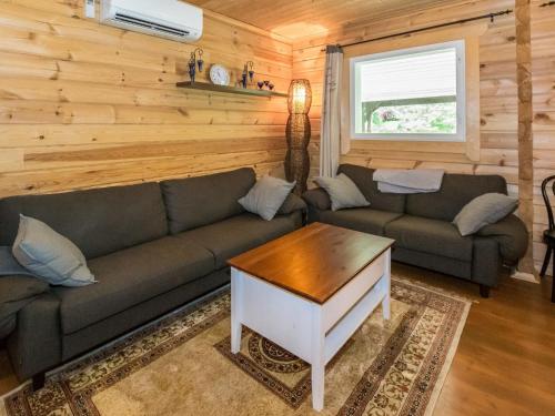 ein Wohnzimmer mit einem Sofa und einem Tisch in der Unterkunft Holiday Home Kuusela by Interhome in Somerniemi