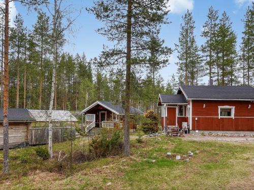 ein Haus und eine Hütte im Wald in der Unterkunft Holiday Home Eemeli by Interhome in Puomila