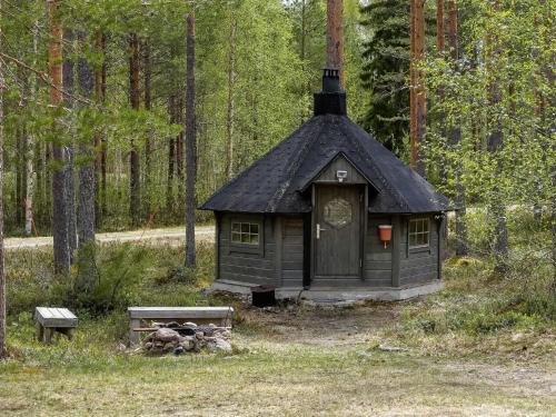 eine kleine Hütte mitten im Wald in der Unterkunft Holiday Home Eemeli by Interhome in Puomila