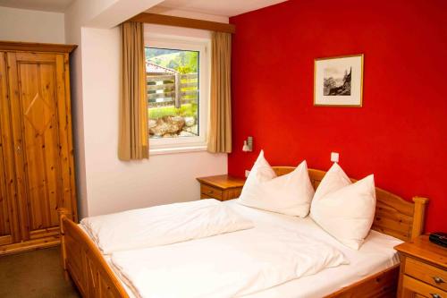Säng eller sängar i ett rum på Berghoam - inklusive Wasserwelt