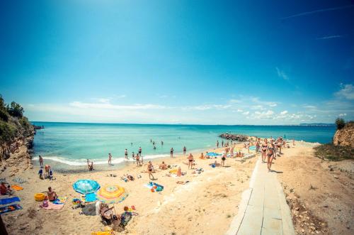 スヴェティ・ヴラスにあるPanorama Fort Beachの海のあるビーチにいる人々のグループ