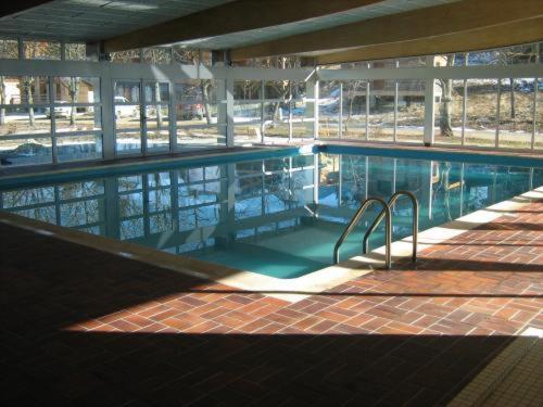 een groot zwembad in een gebouw bij CHALET LE HERISSON in Saint-Laurent-du-Jura