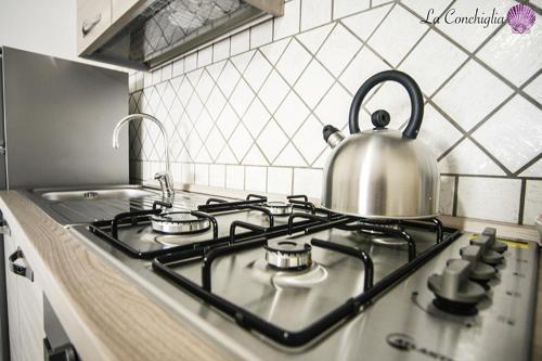 Η κουζίνα ή μικρή κουζίνα στο Casa la conchiglia sulla spiaggia
