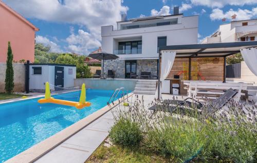 Kolam renang di atau dekat dengan Sun & Sea Villa