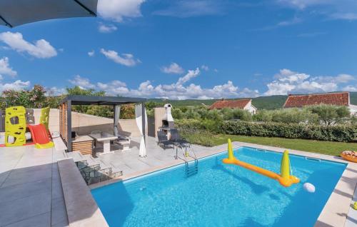 Kolam renang di atau dekat dengan Sun & Sea Villa