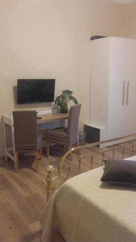 une chambre avec un bureau avec un ordinateur et deux chaises dans l'établissement Ostia Lido Central Rooms, à Lido di Ostia