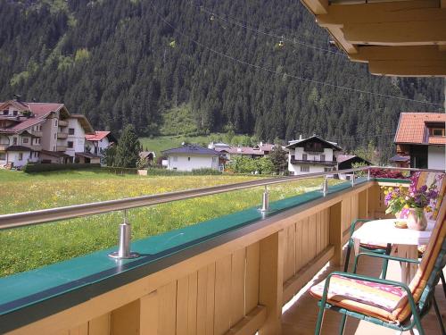 uma varanda com vista para uma montanha em Apartment Eberharter - MHO153 by Interhome em Mayrhofen