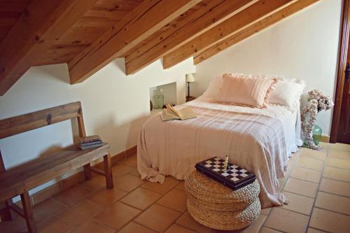 1 dormitorio con 1 cama en el ático en Apartamentos Turisticos La vida de antes, en Consuegra