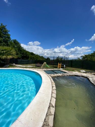 Der Swimmingpool an oder in der Nähe von Villa Aresini