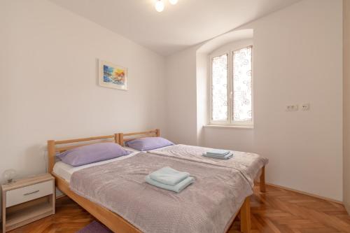 1 Schlafzimmer mit 2 Betten und einem Fenster in der Unterkunft Apartment Kira in Split
