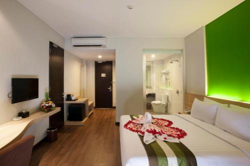 Телевизор и/или развлекательный центр в Grand Whiz Hotel Nusa Dua Bali
