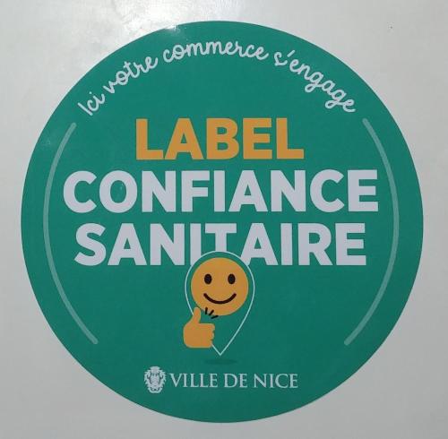 una etiqueta para el paseo sonriente de Santa Conferencia Aldi en Hotel Victor Hugo Nice, en Niza