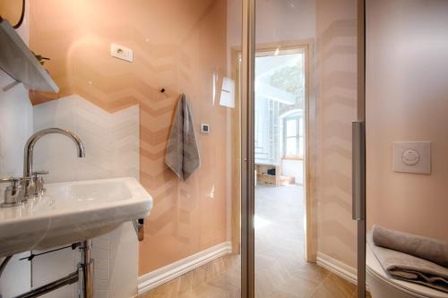 een badkamer met een wastafel en een douche bij Studio Apartment Vicencina in Vis