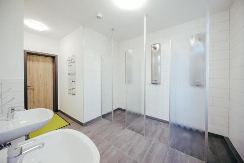 Bathroom sa Clubhostel Dessau