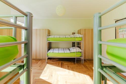 Katil dua tingkat atau katil-katil dua tingkat dalam bilik di Clubhostel Dessau