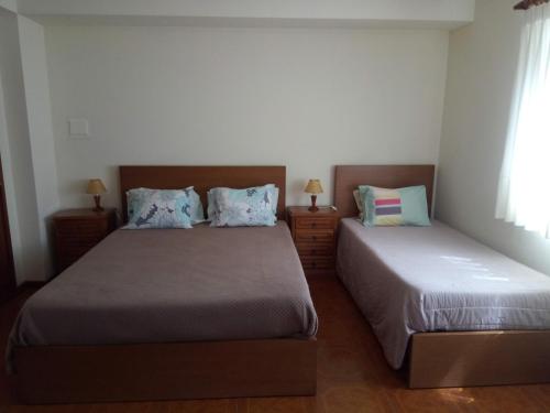 1 dormitorio con 2 camas y 2 lámparas en Residencial Ribeiro, en Gerês