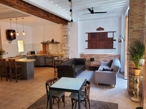 - un salon avec un canapé et une table dans l'établissement Loft. Old city (Happy Alicante), à Alicante