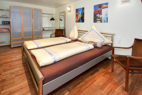 un letto con cuscini sopra di Business Suiten a Bochum