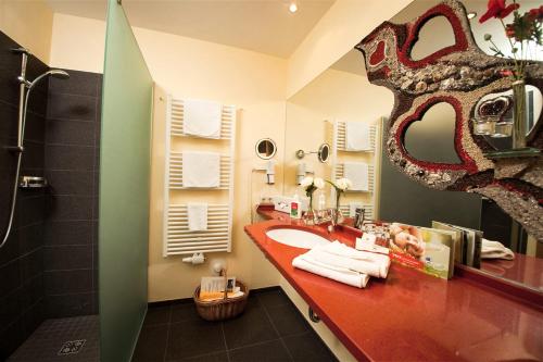 a bathroom with a sink and a shower with a mirror at Der Kirchheimerhof - Superior in Bad Kleinkirchheim