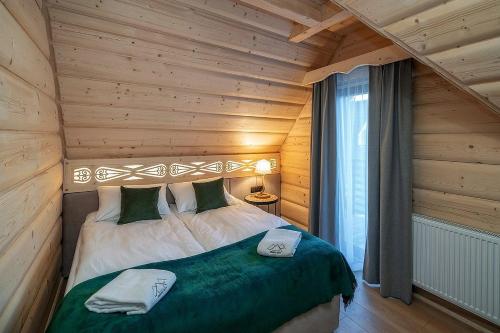 Katil atau katil-katil dalam bilik di "Osada Guty" - każdy domek posiada prywatne jacuzzi na wyłączność, w cenie pobytu - idealne miejsce na wypoczynek!