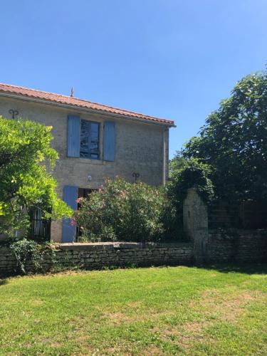 Ein Garten an der Unterkunft L'ILEAU