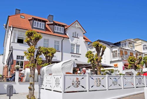 una recinzione bianca di fronte a un edificio bianco di Appartementhaus Ida im Ostseebad a Ostseebad Sellin