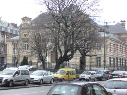 a group of cars parked in front of a building at EGG HOTEL - HOTEL LES GENS DE MER Dieppe in Dieppe