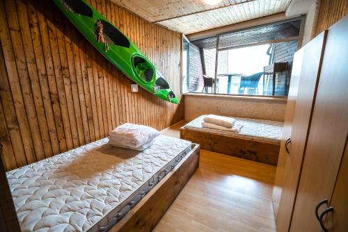 mały pokój z łóżkiem i oknem w obiekcie Hostel Paradiso w mieście Tolmin