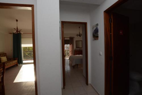 a hallway with a door leading to a bedroom at Edificio Caique C in Armação de Pêra