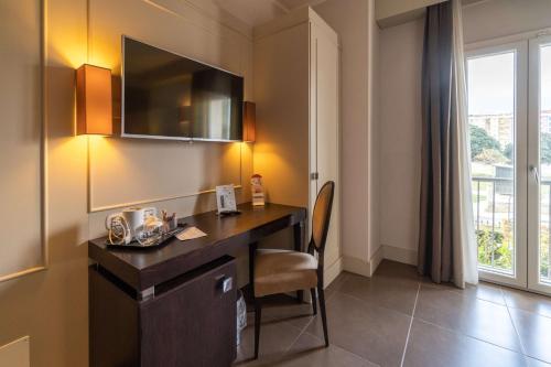 a hotel room with a desk and a window at Best Western Plus Hotel Perla Del Porto in Catanzaro Lido