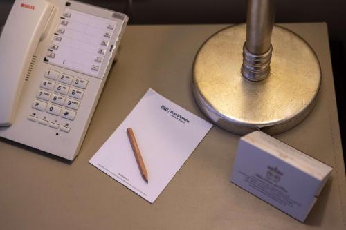 a desk with a pen and a calculator and a pencil at Best Western Plus Hotel Perla Del Porto in Catanzaro Lido