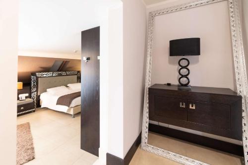 a large mirror in a bedroom with a bed at Best Western Plus Hotel Perla Del Porto in Catanzaro Lido